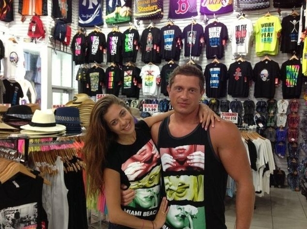 Муж Санты Димопулос развлекается с американкой