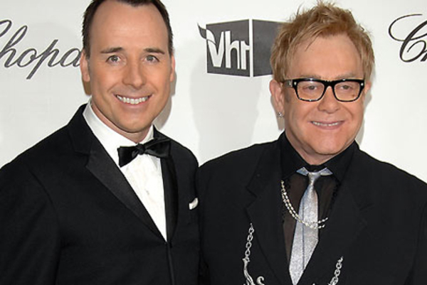 Муж Элтона Джона публично трогает ягодицы другого мужчины