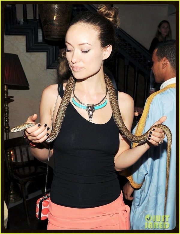 Оливия Уайлд и Диана Агрон играют со змеями