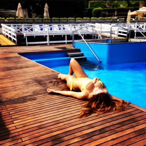 Анна Седокова снялась в откровенном бикини