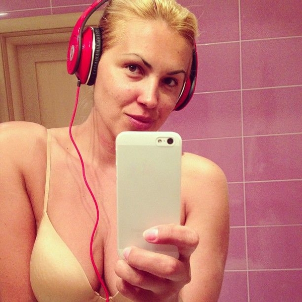 Яна Клочкова показала фото в белье и без макияжа