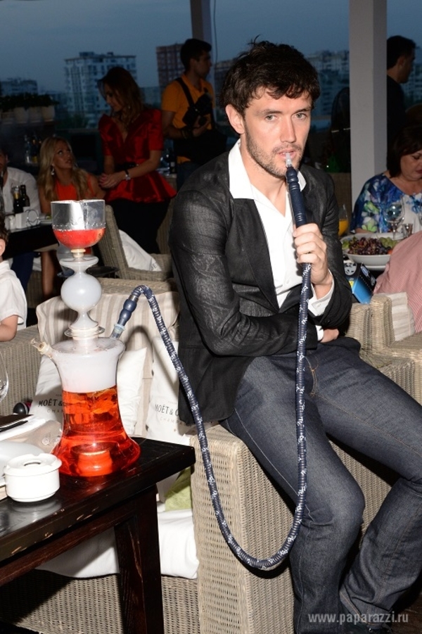 Футболист Юрий Жирков учит 2-летнюю дочь курить кальян