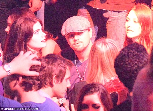 Леонардо ДиКаприо развлекается в ночном клубе в компании девушек