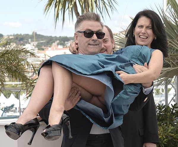 Алек Болдуин публично показал ягодицы своей жены