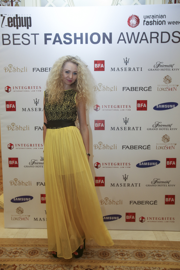 Платье за $7 и наряд Мальвины: Звезды рассказали, в чем ходили на выпускной