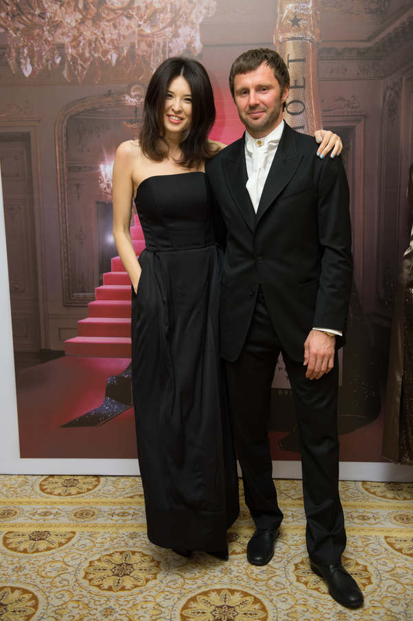 Платье за $7 и наряд Мальвины: Звезды рассказали, в чем ходили на выпускной