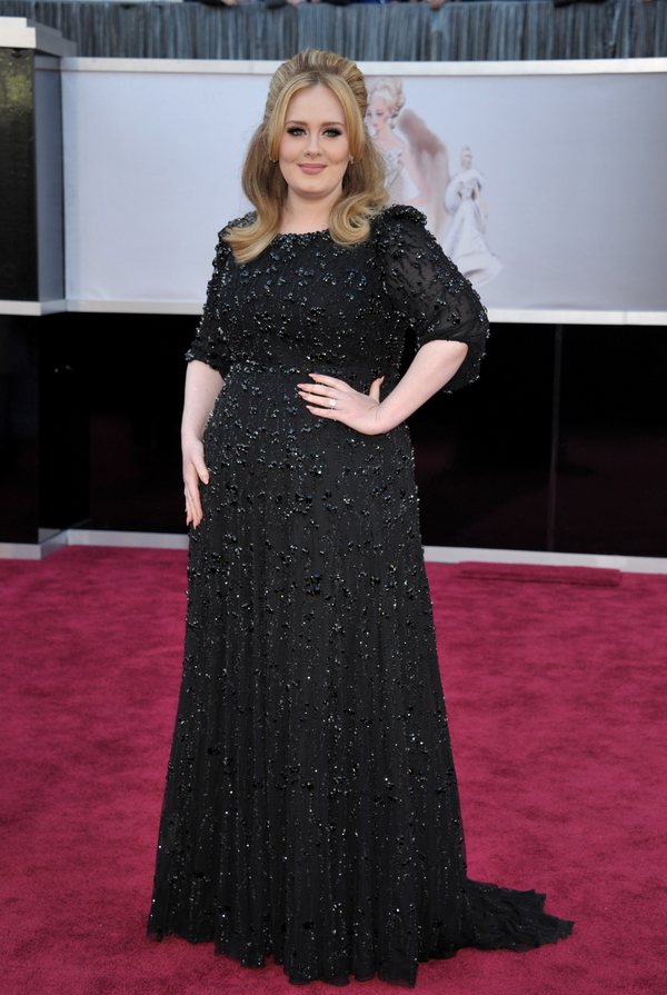 Стилист Адель: Певица всегда надевает утягивающее белье на красную дорожку