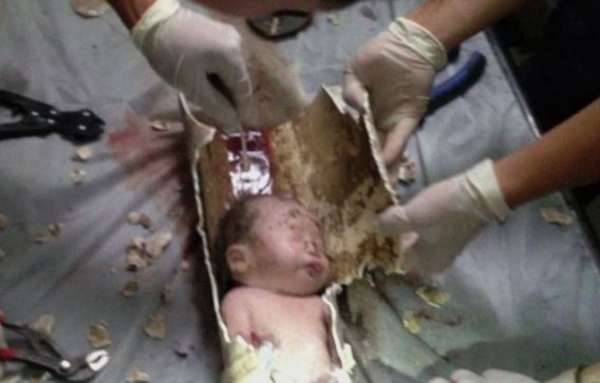 В Китае спасли новорожденного, которого мать смыла в унитаз