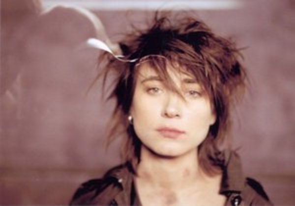 Обнаружены записи подростковых песен Земфиры – СМИ