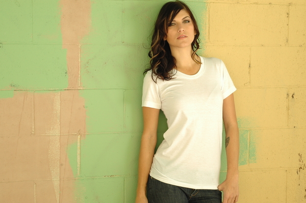 ТОП-5 модных образов с белой футболкой