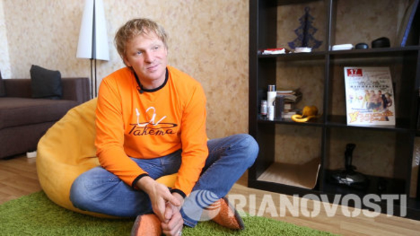 Капитан команды КВН Уездный город открыл двери своей квартиры