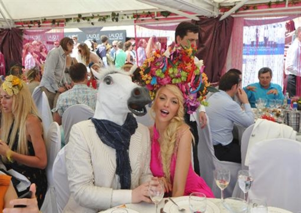 Певица Ольга Полякова пришла на скачки под руку с конем