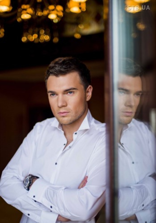 Андрей Искорнев отмечает победу своей Барби