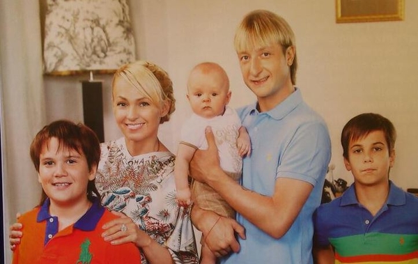 Яна Рудковская опубликовала фото всей своей семьи