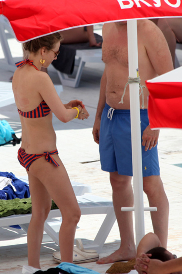 Ксения Собчак показала фигуру в бикини