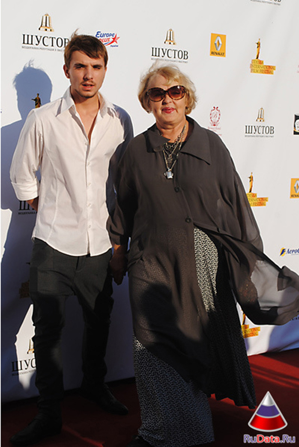 Роза из Холостяка 3 встречается с внуком  Ады Роговцевой