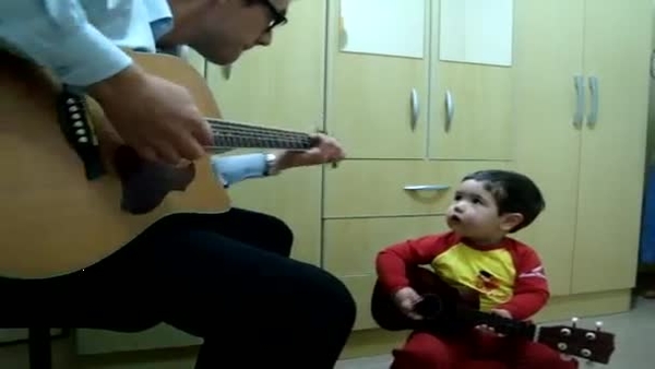 Двухлетний малыш поет Beatles под гитару (ВИДЕО)