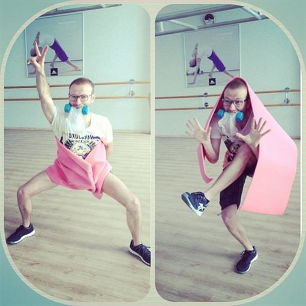 Сын Повалий занимается в спортзале в "памперсе" и с гантелей в зубах