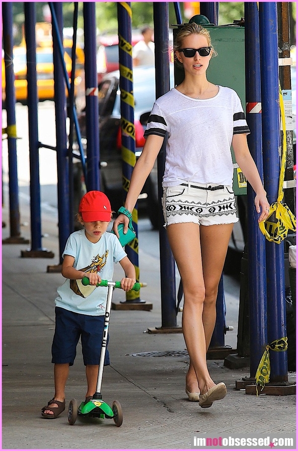 Каролина Куркова ездит на детском самокате