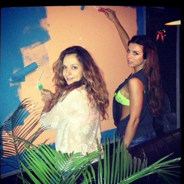 Седокова в Москве красит стены в бюстгальтере и кушает шаурму