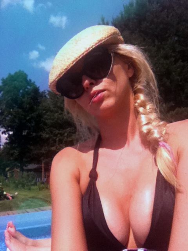 Оля Полякова показала фото в бикини