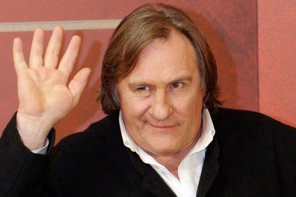 Жерару Депардье разрешили кататься на мопеде по Красной площади