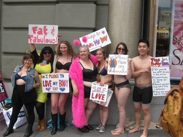 Обнаженный протест: Женщины показали “реальные тела” возле магазина Victoria's Secret