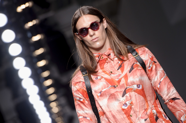 Кружевные кофточки, розовые костюмчики: В Лондоне проходит неделя мужской моды