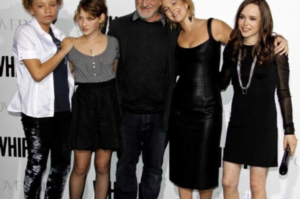 monstersandcritics.com