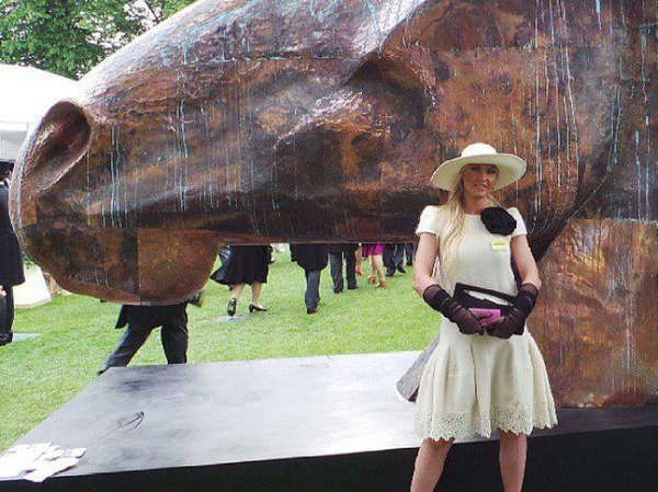 Певица Камалия побывала на скачках с королевой Елизаветой