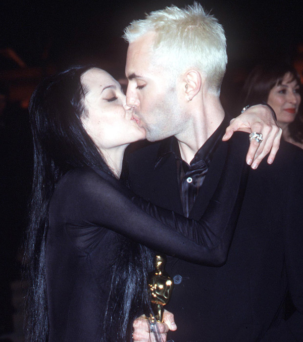 ТОП-5 шокирующих поцелуев звезд