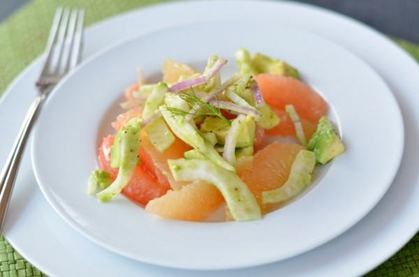 Как приготовить салат из кальмаров, авокадо и грейпфрута (ВИДЕО)