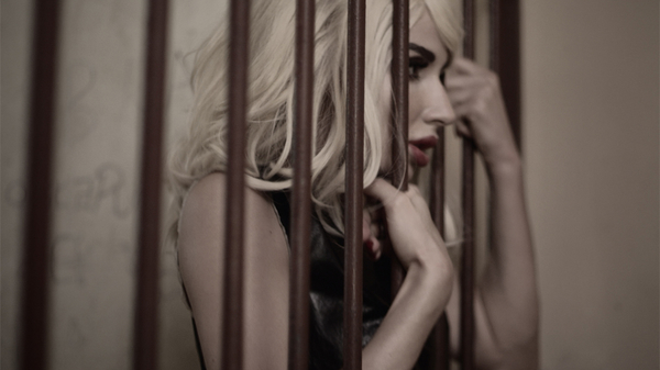 Новый клип Лободы: стриптиз и оторванные куриные головы