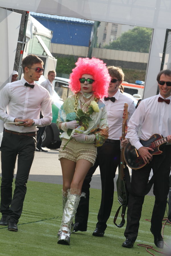 Модные итоги: Худшие наряды звезд в июне