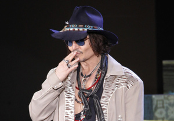 Джони Депп поцеловал ведущего в губы в прямом эфире