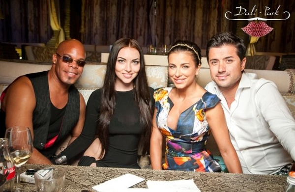 Ани Лорак удивила поклонников откровенным декольте