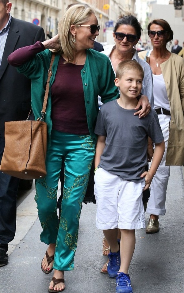 Шэрон Стоун прогулялась по Парижу без бюстгальтера