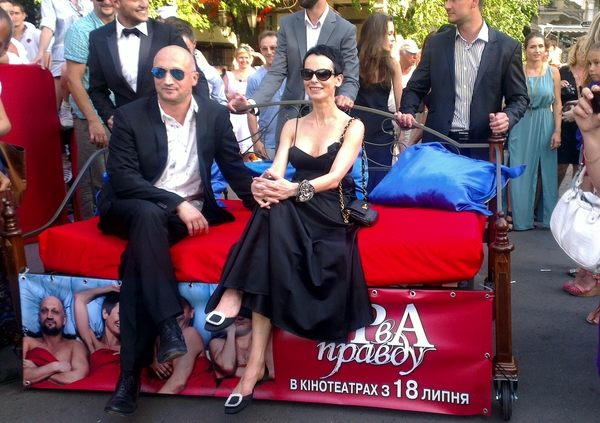 Гоша Куценко проехался по красной дорожке в кровати с известной актрисой