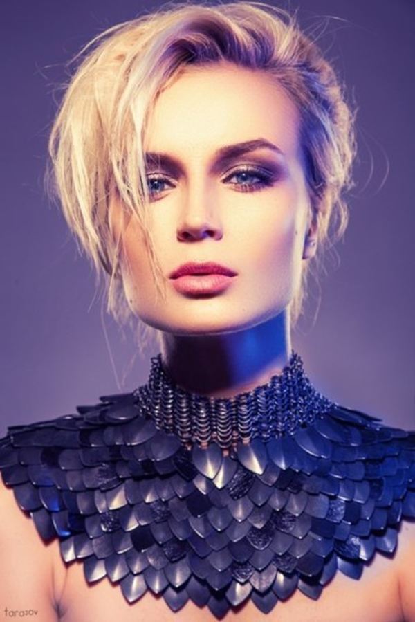 Полина Гагарина вышла на сцену в откровенном кожаном наряде