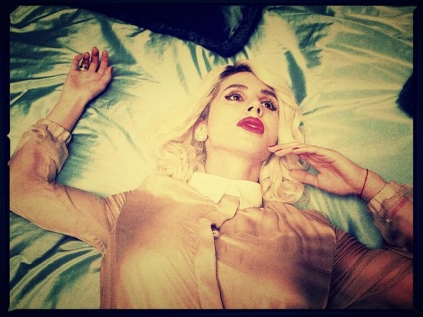 Лобода поблагодарила фанатов откровенными фото в кровати