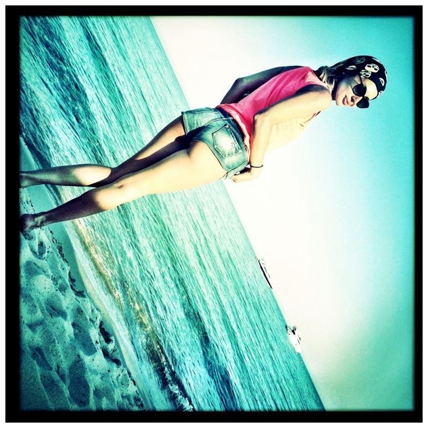 Из отпуска в отпуск: Светлана Лобода показала фигуру на Сардинии