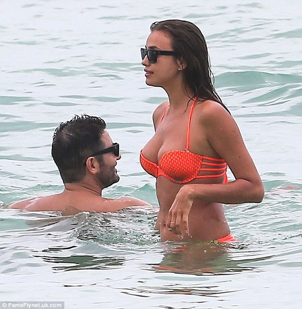 Супермодель Ирина Шейк показала фигуру на пляже в Майами