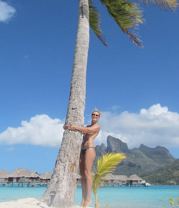 40-летняя Хайди Клум позирует топлесс на отдыхе