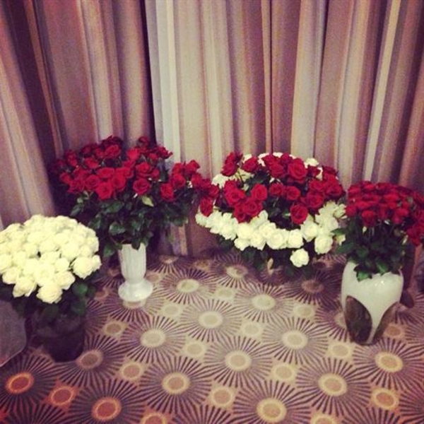 Тайный поклонник засыпал комнату Николая Баскова розами