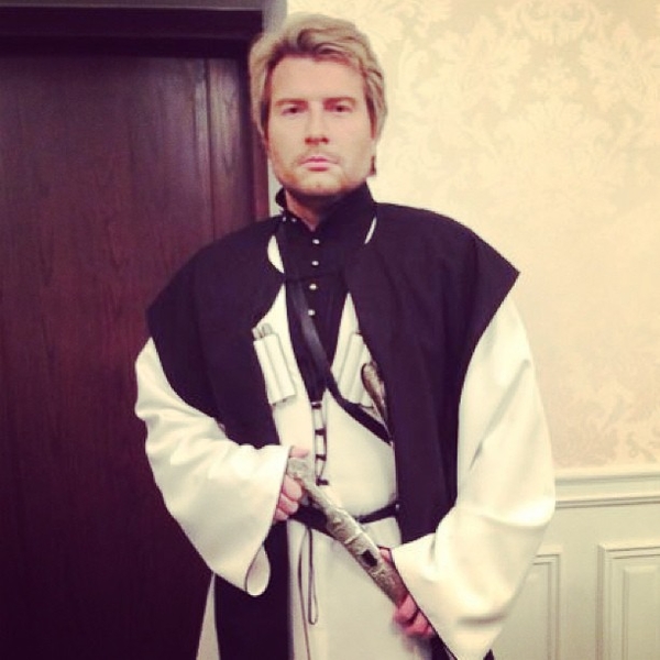 Тайный поклонник засыпал комнату Николая Баскова розами