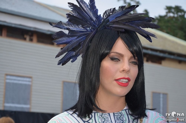 Звездные образы Новой волне 2013: Стоцкая с перьями и Каменских с декольте