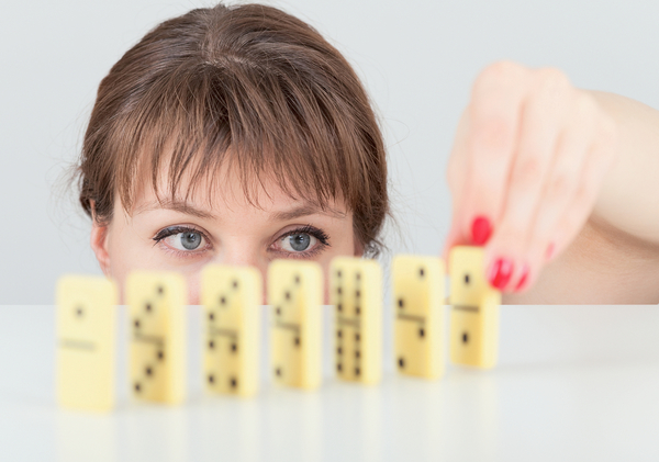 Принцип домино: Как использовать его в улучшении своей жизни