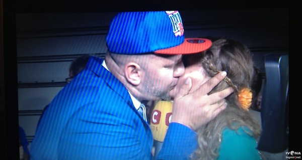 Потап и Настя набросились на журналистку с поцелуем