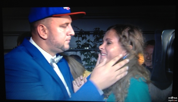 Потап и Настя набросились на журналистку с поцелуем