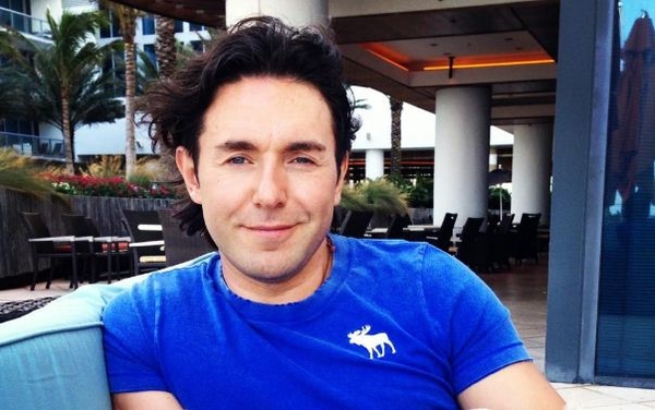 Андрей Малахов поцеловал ноги жены